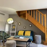 Gîte charmant avec spa et jardin, animaux admis, Hotel in Saint-Bonnet-de-Rochefort