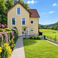 Ferienhaus am Bach mit großem Garten, hotel en Deuerling