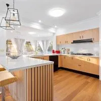 Luxury & Peaceful Waterfront Retreat Paradise, מלון בגולד קוסט