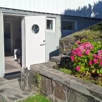 Cozy and spacious apartment with its own outdoor area, hotel a Kristiansand