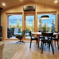 Peaceful Cabin with Hot Tub and Nature Views, Villa Lakeside Ruka, hotell i Ruka