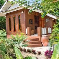 บ้านสวนบรรจงอักษร Bansuan Banjong Akkson, hótel í Rayong