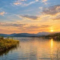 Elee Villa - Waterfront Retreat with Victoria Reservoir & Mountain Views, Hotel in Teldeniya