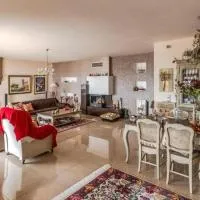 Villa Neraida - Panoramic Lake View, готель у місті Neráïdha
