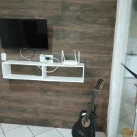 Iporã casa simples Ar-cond, wi-fi, smartv, máquina de lavar 6 pessoas, equipado com churrasqueira, garagem para 4 carros sendo 2 coberta, Hop Independente, hotel a Araçatuba