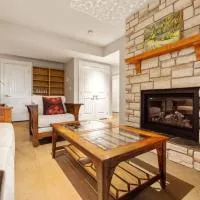 Forest retreat on 2 acres, fireplace, mtn views, хотел в Калгари