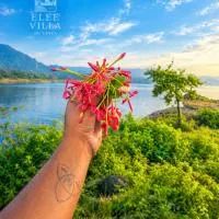 Elee Villa - Waterfront Retreat with Victoria Reservoir & Mountain Views, hotel v destinaci Teldeniya