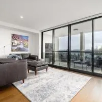 Kingston Foreshore Apt with Water Views - Hosted by Canstay, hotel u gradu Kingston