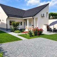 Casa Racolța Central Garden، فندق في كمبيا تورزي