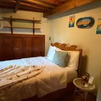La Casa de Pucha Surf History & Tropical Stay, hotel i Pedasí By