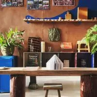 Here Library - A wooden home by the river with a library โรงแรมในThốt Nốt