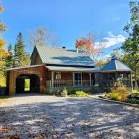 Chalet en Bois Rond au bord de l'eau - spa privé & billard - Mauricie, Portneuf - Québec, hotel a Notre-Dame de Montauban