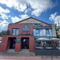 DHARMA Stay APARTAMENTAI su terasa ir vaizdu į miestą Self check-in, hotel din Telšiai