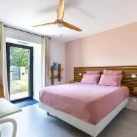 Chambre d'hôtes Camélia - Maison Kermouraud, hotel u gradu 'Saint-Lyphard'