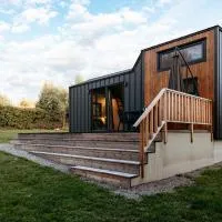 Tinyhouse Na Zemi, hotel di Žďár nad Sázavou