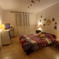 Grand Studio Au Calme avec Véranda & Jardin Chez Lulu, hotel a Saint-Sernin