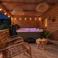 Cozy mediterranean style chalet with private jacuzzi and garden between Amsterdam Haarlem and Schiphol Airport, hotelli kohteessa Vijfhuizen