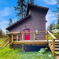 Modern Girdwood Cabin w Tall Ceilings Views, hotel v mestu Girdwood