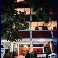 Unic Residence And Transit Hotel، فندق في كاتوناياكى