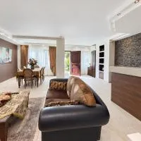 Blessings Apartment with Private Garden and Parking, hotel en Galíni