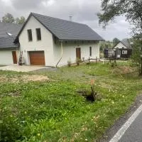 Dům mezi loukami, hotel a Sněžné