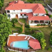 La Canopée Enchantée, chambres d'hôtes, piscine, proche aéroport, Gare maritime、レザビームのホテル