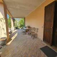 Casa VINCENZO 130 mq con portico ed ingresso esclusivo dal giardino, hotel i Felino