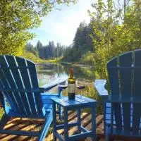 Alder Falls - Modern Woodland Retreat with Lake Access, AC, Fireplace, Patio, Sleeps 4, hotel in Shelton