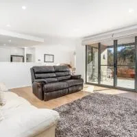2B Spacious Apartment in the Heart of Tuggeranong - Hosted by CanStay, hotel di Kambah