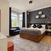 Entire 3 Bedroom Home With Garden and parking, hotel a Edmonton