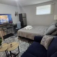 Deluxe Private Room in a Shared Apartment- Comfortable and Convenient, hotel v destinaci Saint John