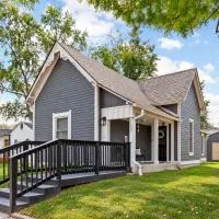 Cheerful 2-Bedroom Cottage in Downtown Noblesville, hotel i Noblesville
