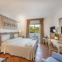 COLONNA GRAND HOTEL CAPO TESTA, a Colonna Luxury Beach Hotel, Santa Teresa Sardegna, hotel v destinácii Santa Teresa Gallura