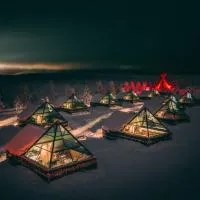 Aurora Pyramid Glass Igloos, hotel em Levi