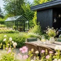 Cozy summer cottage with orangery close to Heatherhill and Beach, hótel í Vejby