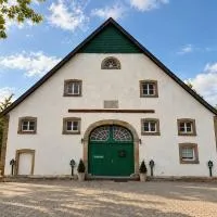 Große Bauernhaus Ferienwohnungen bis 100qm mit E-Bike-Verleih، فندق في باد روتنفيلد