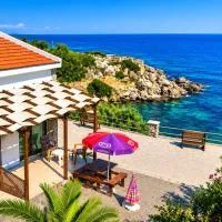 Sea & Sky Seafront Bungalows at Escape Beach, hotel i Kyrenia