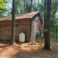 Eagles Nest at Avenwood Cabins, hotel New Straitsville városában