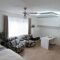 Pokoje v přízemí RD - terasa, bazén, zahrada: Nechvalín şehrinde bir otel