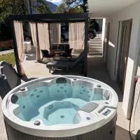 NEW! Bovec Vacation - Alpine Retreate Apartment with jacuzzi، فندق في بوفيك
