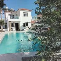 Olea Mediterranean Luxury Villa with 14m Private Pool- 300m from Faros Beach, hotell sihtkohas Perivolia