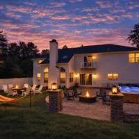 Luxury 5BR Family Retreat | Hot Tub | Game Room | 2 Fire Pits | Resort Amenities, hotel i East Stroudsburg