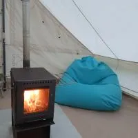 GLaMPLIFE koos suitsu või tünnisaunaga, hotel i Kasaritsa