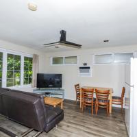 Waimanalo Beach Cottages: Unit 5, Walk to Ocean!: Waimanalo şehrinde bir otel
