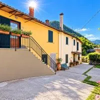 Casa Toscana with Private River 15 min from Lucca, hotel i Borgo a Mozzano
