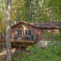 Wooded Nest, Cozy 3BR Chalet Near Spas & Hiking, hotel in Berkeley Springs