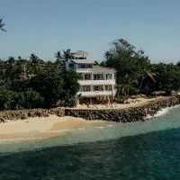 Blue Waves Surf House - Beach Hotel, Hotel in Ahangama