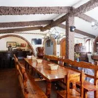 Viesnīca CASA TURÍSTICA Villa Carmen, CON AMPLIO JARDIN QUE INCLUYE BARBACOA, 2 PORCHES, PARKING PRIVADO Y PISCINA pilsētā Arenzana de Abajo