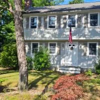 Pine & Harbor - Private Rooms Near Cape Cod & Historic Plymouth, хотел в Уеърхам