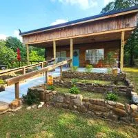 Unique Country Cabin Meets Farmhouse Modern!!!, hotel in Mena